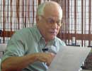 Flagrante de Nelson Pereira dos Santos ao ler, pela primeira vez, o documento de pedido de confisco de seu filme El Justicero.